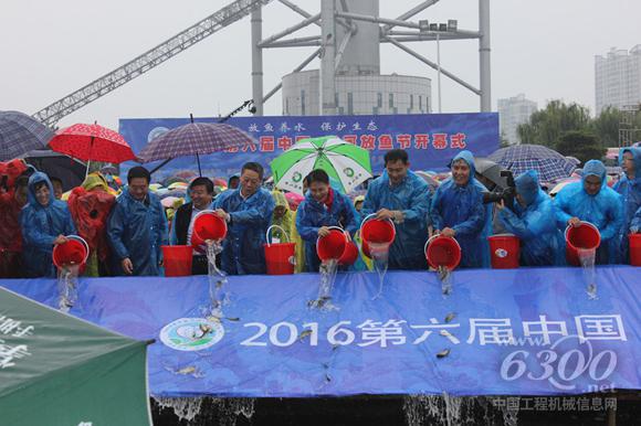 山东临工组织员工参加第六届中国•沂河放鱼节